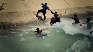 Dựng 'hàng rào người' giữa dòng nước chảy xiết giải cứu người phụ nữ