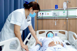 Đi nắng về liền nằm máy lạnh, người đàn ông bị liệt nửa người 