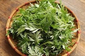 Ai không nên ăn ngải cứu?