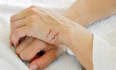 Tự ngược đãi bản thân vì áp lực 'con ngoan trò giỏi'