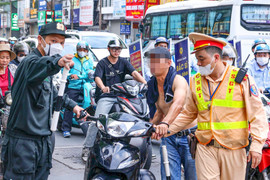 5 tổ công tác đặc biệt của Công an Hà Nội ra quân, loạt xe vi phạm bị xử lý