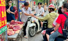 Hà Nội đắt đỏ, người lao động chắt bóp từng đồng vẫn 'thiếu trước, hụt sau'