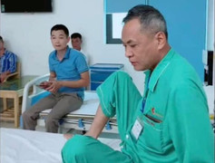 Bố vợ nằm viện, 7 chàng rể luân phiên vào chăm