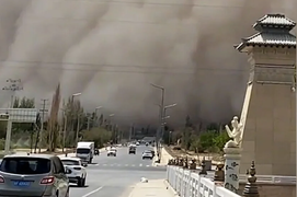 Bão cát bao phủ thành phố ở Trung Quốc