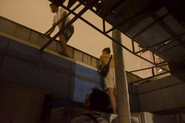 Cháy lớn ở Hà Nội, người dân leo lên mái tôn chạy lửa trong đêm