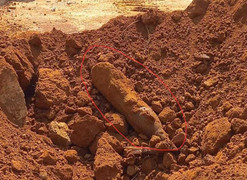 Phát hiện quả đạn dài 60 cm còn nguyên đầu nổ khi thi công trạm y tế