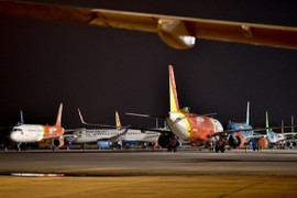 Hàng không tăng bay đêm để hạ nhiệt giá vé