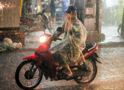 Mưa dông ở Bắc Bộ và Nam Bộ kéo dài trong nhiều ngày tới