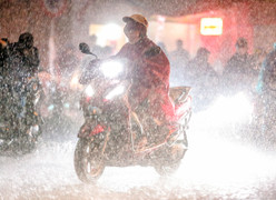 Đêm nay miền Bắc nhiều nơi mưa rất to, đề phòng lốc sét và mưa đá