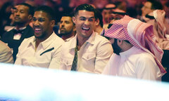 Ronaldo đi siêu xe, đeo đồng hồ 38 tỷ đồng xem trận boxing thế kỷ