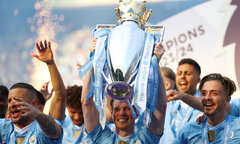 Cận cảnh Man City nâng cúp Ngoại Hạng Anh, lập kỷ lục vô tiền khoáng hậu