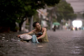 Thành phố Thủ Đức ngập nặng, người dân 'bơi' trong biển nước để về nhà