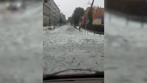 Nước và băng 'xâm chiếm' đường phố Ba Lan