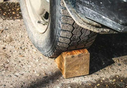 Đỗ xe trên dốc không chèn bánh có bị xử phạt?