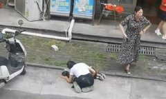 Mẹ đi siêu thị để con ở nhà một mình, đứa trẻ rơi từ tầng 4