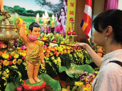 Những việc nên làm trong ngày lễ Phật đản