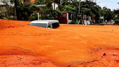 Bùn cát đỏ từ đồi cao tràn xuống như lũ, vùi lấp nhiều ô tô, xe máy ở Bình Thuận