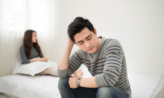Mùi sữa và thức ăn trên quần áo vợ khiến tôi ngại gần gũi