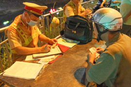 Nể chủ nhà uống một cốc bia, thầy cúng bị phạt 2-3 triệu đồng