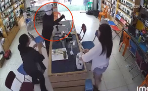 Truy tìm kẻ cầm vật nghi là súng và dao cướp cửa hàng điện thoại ở Nghệ An