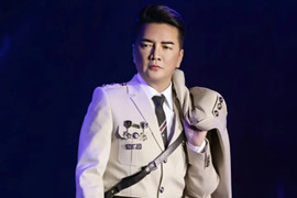 Trang phục 'lạ' của Đàm Vĩnh Hưng không phù hợp với văn hóa Việt Nam