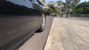 Cách chuẩn đỗ bánh xe sát lề đường