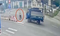 Đi ngược chiều trên quốc lộ 1A, người phụ nữ bị xe tải tông tử vong