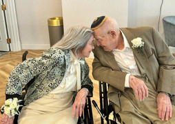 Hai cụ già hơn 100 tuổi kết hôn sau 9 năm hẹn hò