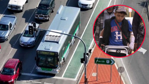 Kẹt cửa khi lên xe buýt, nam sinh bị kéo lê 300m, gãy xương chậu