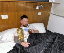 Bí mật trong cốc 'nước thần' khiến Messi mê mệt, vừa ôm cúp vừa thưởng thức