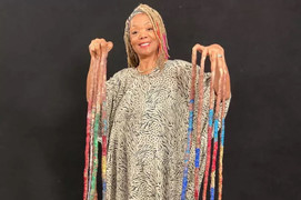 Người phụ nữ có bộ móng tay dài 13 mét sau gần 30 năm không cắt