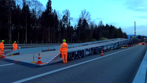 Cầu di động giúp phương tiện vượt qua đoạn đường tu sửa