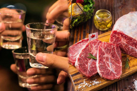 Có nên ăn thịt bò và uống rượu cùng lúc?