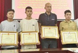 Khen thưởng 4 người hùng leo thang, đập tường cứu người khỏi vụ cháy nhà trọ