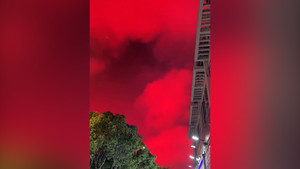 Bầu trời đêm Trung Quốc chuyển sang màu đỏ máu, người dân kinh ngạc