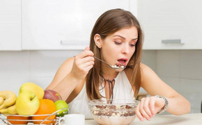 Những tác hại khi bạn ăn quá nhanh