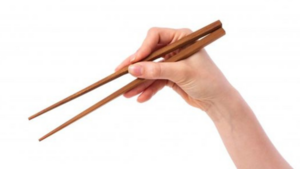 Cách cầm đũa khi ăn tiết lộ tính cách