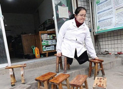 Cảm động tấm lòng bác sĩ cụt chân chữa bệnh cho cả làng