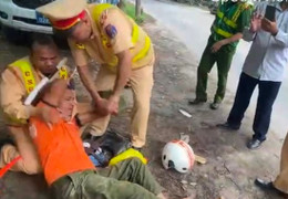 Tài xế say xỉn tát CSGT khi bị lập biên bản vi phạm nồng độ cồn