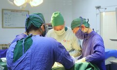 Đau bụng, đi khám phát hiện mắc 2 bệnh ung thư