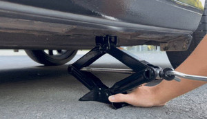 Vị trí đặt con đội thay lốp dự phòng không bị hỏng xe