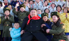 Hình ảnh thân thiện của ông Kim Jong-un cùng trẻ em Triều Tiên