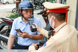 Bị CSGT xử lý vi phạm nồng độ cồn, tài xế bao biện 'mới sát khuẩn vòm họng'