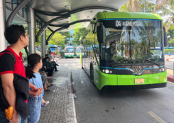 Hà Nội bổ sung các tuyến mini buýt trong khu vực cấm xe máy xăng