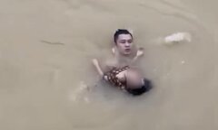 Người đàn ông lao xuống sông cứu cháu bé bị đuối nước ở Quảng Trị