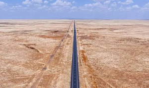 Đường siêu thẳng dài nhất thế giới xuyên qua sa mạc 