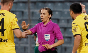 Nữ trọng tài bị cầu thủ đuổi đánh, phải nhờ cảnh sát hộ tống thoát thân