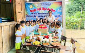 Những học sinh nghèo trên rẻo cao Ngọc Linh lần đầu được ăn tiệc buffet