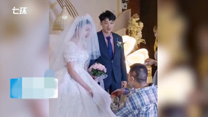 Chú rể thót tim khi phù rể bỗng quỳ gối 'cầu hôn' cô dâu trên sân khấu