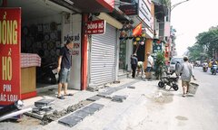 Vì sao vỉa hè ở Hà Nội đang đẹp lại bị cày xới, đục nát?